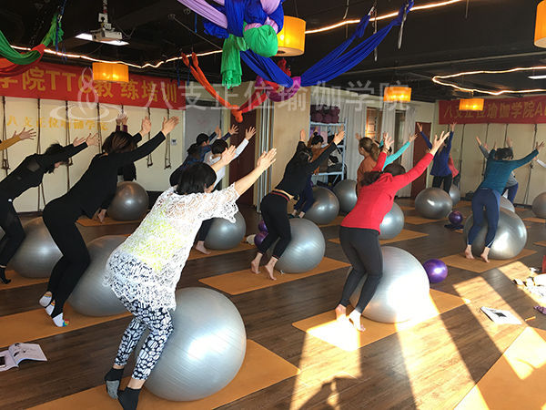 郑州球瑜伽教练培训学校教您挑战更多瑜伽体式