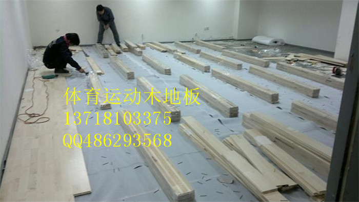 优良的运动木地板其接缝处平直方正,表面洁净,并且接头位置错开