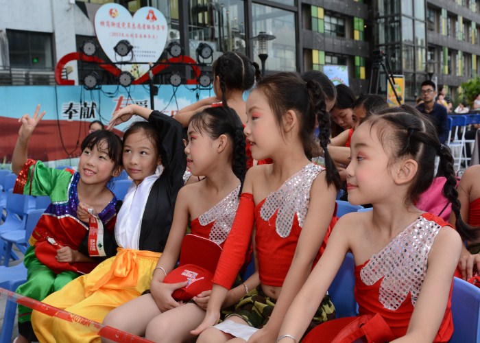 儿童舞蹈如何正确压腿不受伤?深圳艺言艺行培