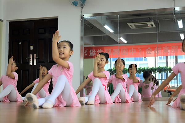 重庆南岸区少儿舞蹈培训周末班哪家好?轻舞艺
