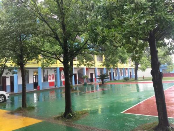 孩子厌学 当心抑郁-广西钦州行走学校