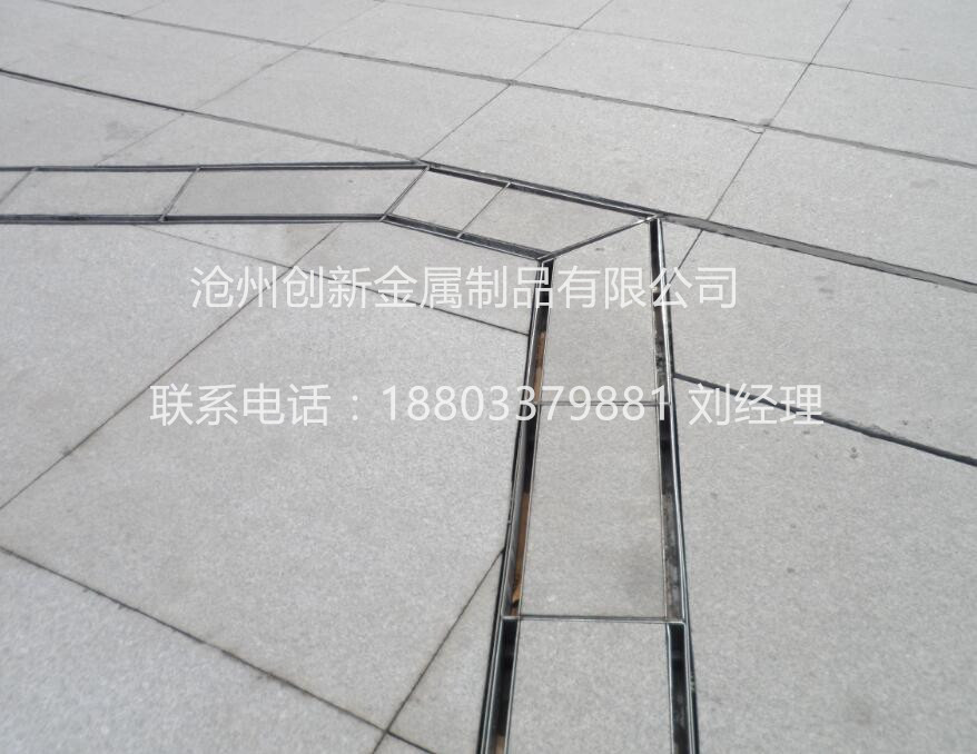 预制线性U型树脂排水沟的优点。 沧州创新联系电话:18803379881 0317--5303095 刘经理 预制线性U型树脂排水沟是一种成型的树脂排水沟,它是现场直接安装而不是现场直接浇筑增加施工时间。 因其线性树脂排水沟是由不饱和树脂、石英石及钙粉等其他辅料混合而成的,所以它在承重、抗压、抗老化 、抗断裂度、耐腐蚀、耐严寒等方面都是极强的。
