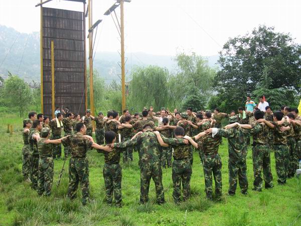 你好,拓展训练公司只有户外的项目么?谢谢。