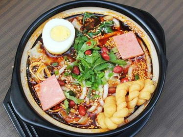 漯河哪教麻辣烫,学小吃就到久味香培训学校! -