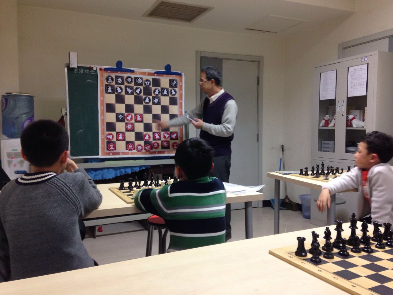 玉老师、贾惠泉老师在地坛体育馆教授国际象棋