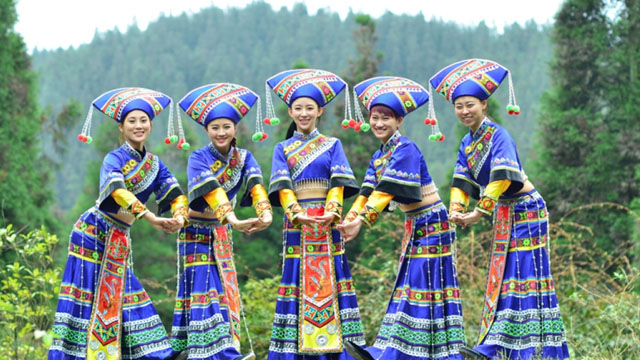 壮族服饰以蓝黑色衣裙、衣裤式短装为主。男装多为破胸对襟的唐装,以当地土布制作,不穿长裤,上衣短领对襟,缝一排(六至八对)布结纽扣,胸前缝小兜一对,腹部有两个大兜,下摆往里折成宽边,并于下沿左右两侧开对称裂口。穿宽大裤,短及膝下。有的缠绑腿,扎头巾。冬天穿鞋戴帽(或包黑头巾),夏天免冠跣足。