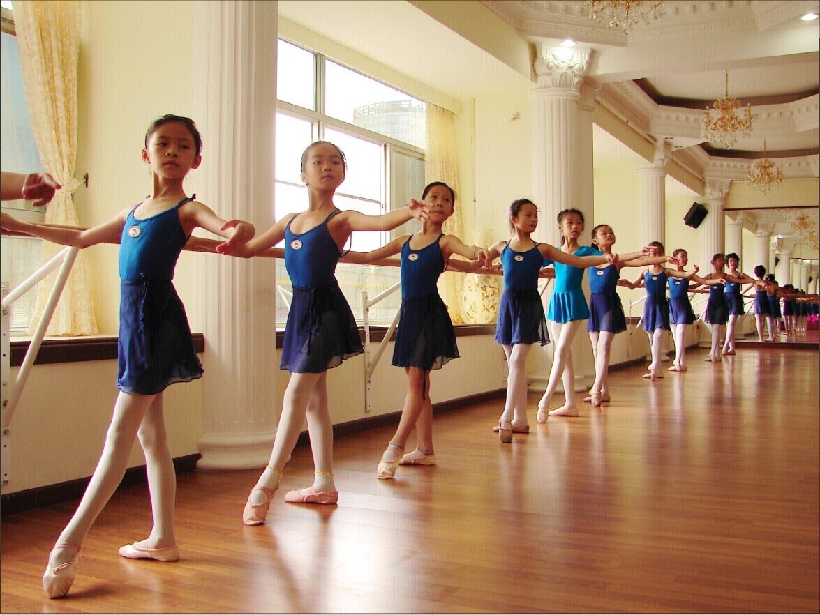 给孩子选择的少儿舞蹈班培训班老师都是舞蹈学院等专业学校毕业的.