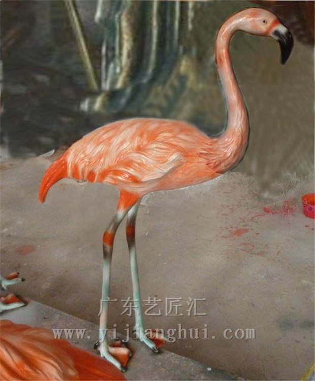 仿真红鹤是一些美丽而优雅的仿真动物,雕塑厂家根据红鹤动物的平时的表情和动作,制作成一只栩栩如生的仿真红鹤,躯干部羽毛红色,头顶颊部及眼睛是红色,脚部色青,颈部修长,膝粗指细,翅膀和尾部有羽毛也显红色,形象逼真颇为美丽!