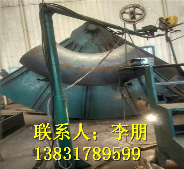 20g高压厚壁弯头的回火和退火是决定弯头成型后的质量的因素之一,如果把握好这两个环节,那我们的弯头生产必将会提高生产效率。 将已经淬火的热压弯头重新加热到一定温度,再用一定方法冷却称为回火。其目的是消除淬火产生的内应力,降低硬度和脆性,以取得预期的力学性能。回火分高温回火、中温回火和低温回火三类。回火多与淬火、正火配合使用。 1、调质处理:淬火后高温回火的热处理方法称为调质处理。高温回火是指在500-650之间进行回火。调质可以使钢的性能,材质得到很大程度的调整,其强度、塑性和韧性都较好,具有良好的综合