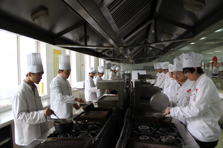 学厨师基本功很重要 山东泰安红叶谷餐饮培训