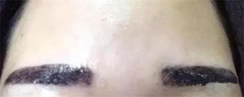 纹眉后结痂,里面会有一部分的浮色在里面,所以看起来颜色会比较深.