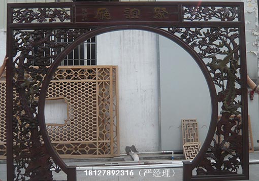广州木雕拱门木雕花门定做木制隔断门中式装修木雕加工厂家哪家好?木制隔断门、木雕拱门以及其它的仿古木雕花门都属于中式装修木雕门的一种。 作为中国传统家居文化重要的组成部分,作为古典居室中一道抢眼的风景线,木雕拱门、木制隔断门等木雕花门确定了整个空间的格调。 它将华夏几千年的木工艺文化充分向艺人展示出来.