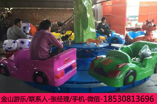 本厂生产的水陆战车配备电柜箱,因而采用的是交流电,需要启动设备时,采用的是动力牵引的方式,即将电柜箱插上电源,220v电源便会转化为所需电压从而使战车开动。沿轨道曲折起伏围绕中心假山前进。同时 在假山上放置有不同的小动物,当打中动物的时候,会有意外的惊喜。水陆战车游乐设备放置入置身于大自然当中,享受无限的乐趣。