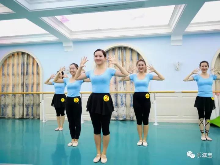 怎么学习简单舞蹈 c2_20180424155305_90172.jpg