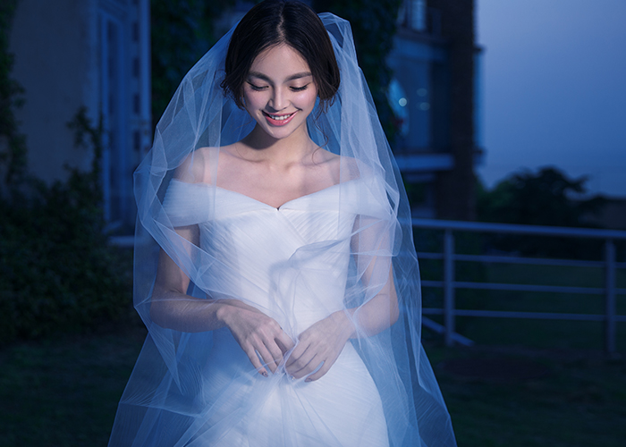 南京婚纱摄影新娘盘发 花朵与长发的绝美搭配