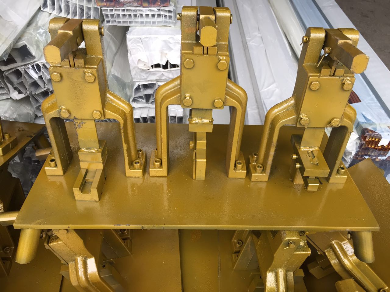 加工铝合金家具需要什么设备及晶钢门设备 机