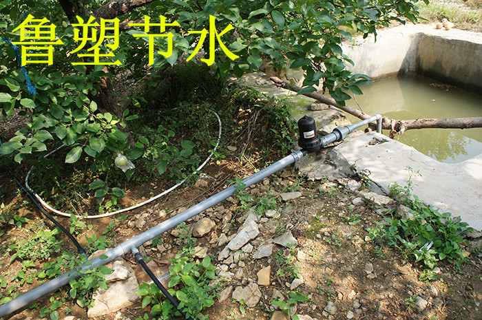 滴灌是按照作物需水要求,通过低压管网与安装在毛管上的灌水器(滴灌管