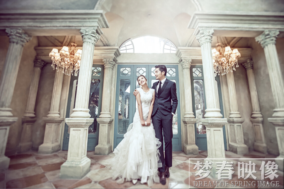 2.量身定制的婚纱礼服。 欧式婚纱照内景的低调奢华,外景的高贵典雅是其精髓。所以我们在拍摄的时候也要注意彰显这点,那么表现的典型便是注意婚纱礼服的挑选。婚纱上,若是以保守为主,则是白色婚纱。款式上,建议选择长款,或是及地或是小拖尾。欧式场景上十分的壮观大气,具有着浓郁的欧式气息,所以这种场景时最适合长款婚纱的拍摄了。颜色上若是想要更加靓丽多彩一些,也可以选择耀眼的红色礼服,最好可以薄纱清扬,那样拍摄出来的效果是十分惊艳的。