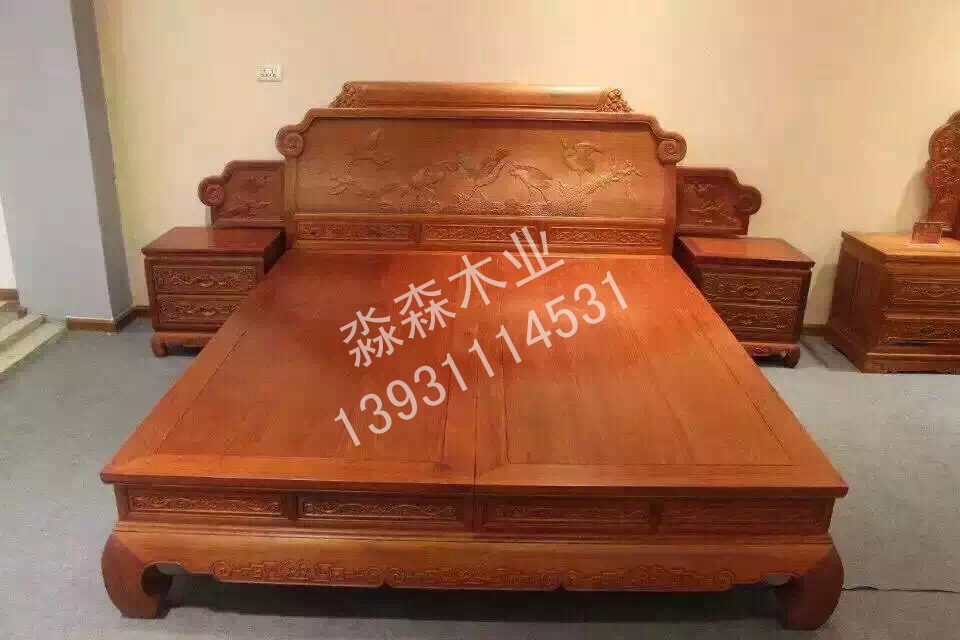 石家庄红木家具历史 淼森木业有限公司是一家专业制作原木橱柜门板的实体厂家。拥有一支强大的集研发、生产、销售为一体的专业技术团队。引进了先进的实木干燥设备和专业实木生产制作、色彩喷涂的机械设备,产品遍销国内外。 淼森木业标准的实木及整体橱柜生产线均配置了德国的高端全套设备。选购绿色环保的国际著名品牌油漆,无污染。精湛的工艺技术、强大的专业人力资源确保了公司产品的多元化、质量标准化 、商品实价化。产品高雅大方,防水性好,不霉变,不变形,不脱漆,经久耐用。 淼森木业正在成长为厨房精装领域的一线品牌。 中华民族