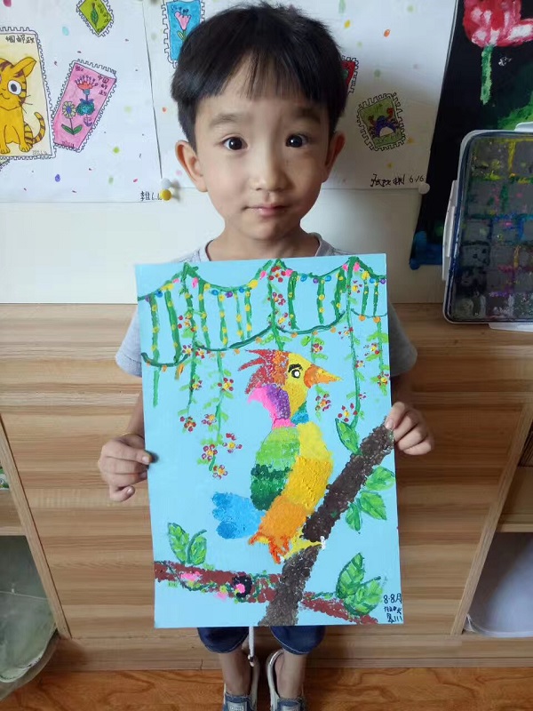 创造出更好的画画条件,孩子们最不喜欢受约束,因为他们是天马行空的。只是在纸上做画没有办法满足他们的需求,除了在纸上画画,他们还喜欢在地上画,在墙上画,成为家里的破坏王,对此我们不能一味的去制约,你可以买一个画板,或者指定一个有瓷砖的场所给他自由的发挥。 更多的生活体验,孩子们是天生的创造家,但是创造也不能没有基础,而生活是画画素材的来源,有空的时候,多出去走走,接触大自然的美好风光,会动的生物,不动的植物、蓝天、白云、江海湖泊,都可以成为孩子画画的素材。 要培养出孩子的兴趣就是要让小孩子随心所欲去画画