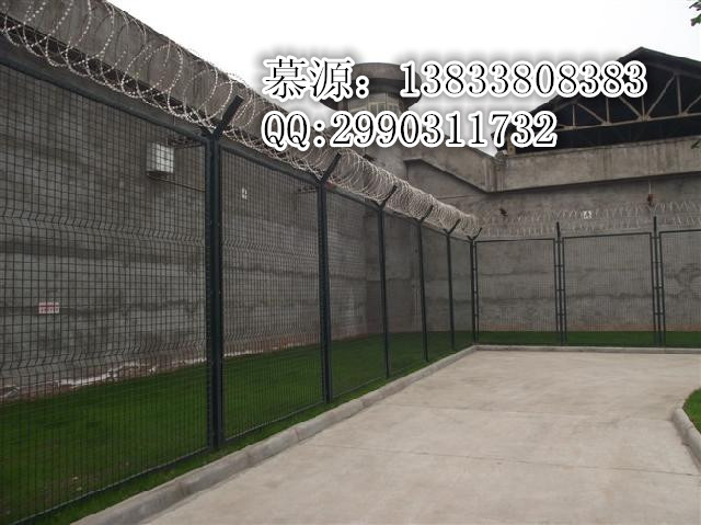 网丝材质采用优质合金低碳钢丝,网丝直径4mm。 网孔均匀分布,网孔为50*50mm 刀刺网刀片为不锈钢板冲压出的尖锐菱形刀片,芯线直径2.5mm、刀片长21mm,刀宽15mm,厚度0.5mm。 刀刺网直径600mm。刀刺网排列额度10圈/M。每个卡扣之间的间距为200mm 立柱采用60*60方形国际钢管,管壁厚度3mm,高度为3400mm,立柱顶端应进行防水密封处理。Y型柱的V型托长 度600*600mm,采用20*30*1.