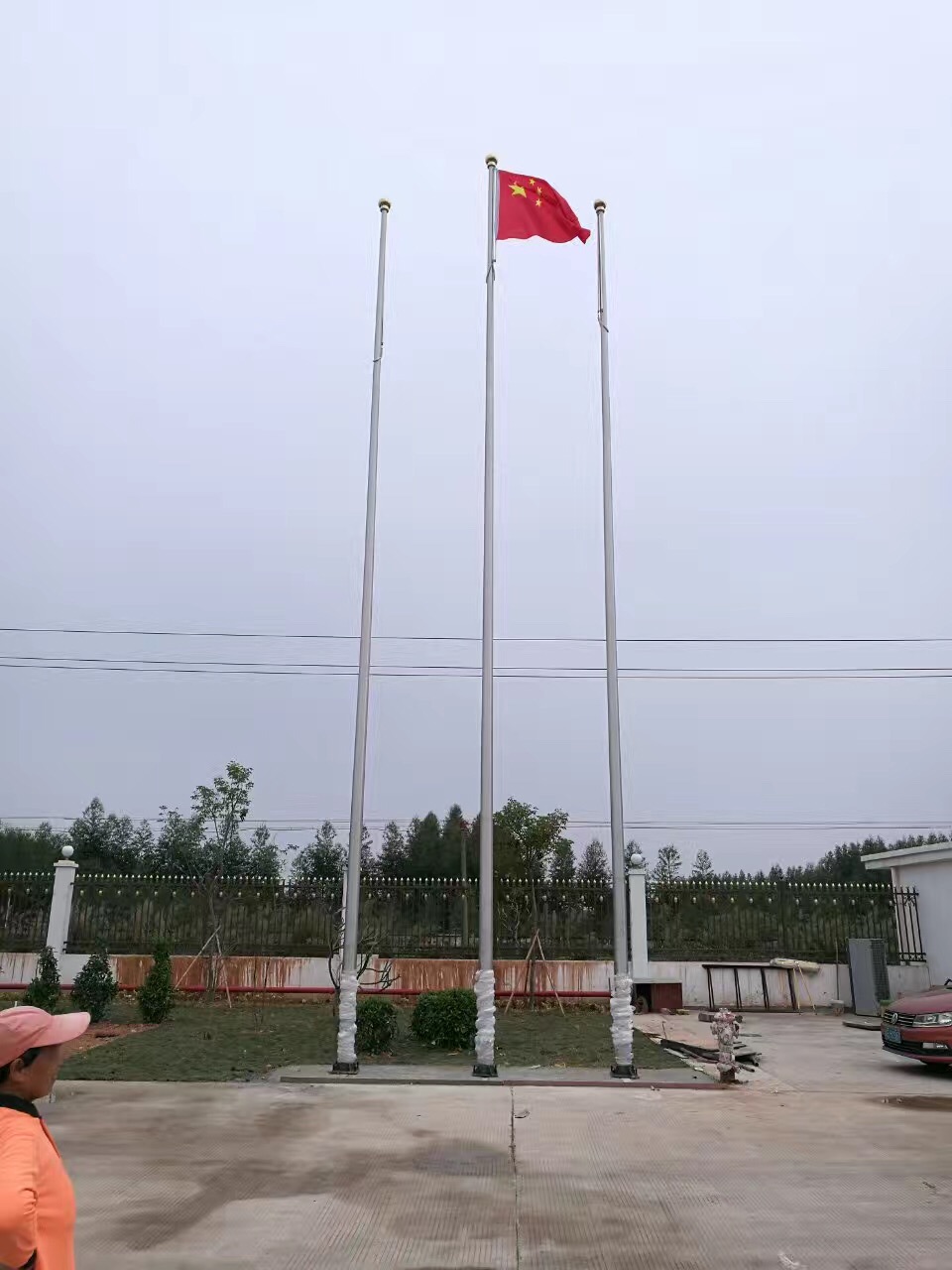 一种旗杆简易穿绳装置,包括基座部分,伸缩杆部分和穿绳部分,基座