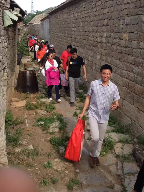 泥工坊总经理应邀邵平和众艺术团章丘石匣村送