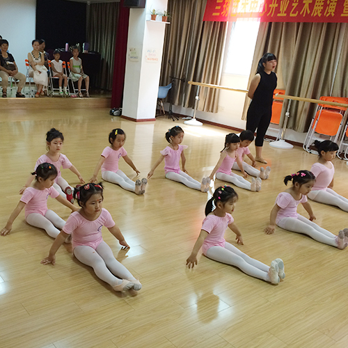 玥艺术培训中心专业辅导幼儿舞蹈基本功技巧 