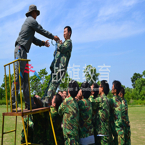 苏州户外拓展训练,来战旗活动培养团队成员信