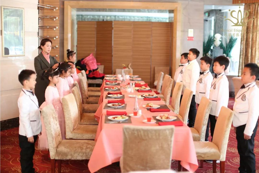 广州品硕少儿礼仪培训课程是适合孩子成长的一