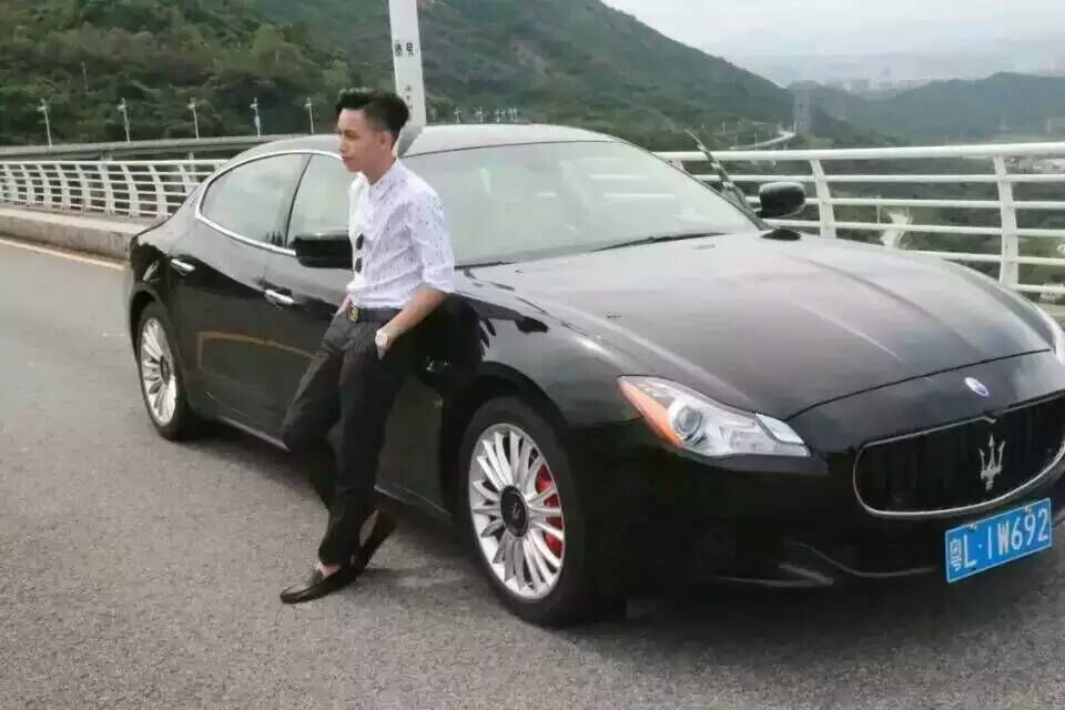 在玛莎拉蒂边上