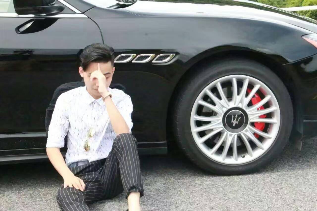 坐在玛莎拉蒂边上