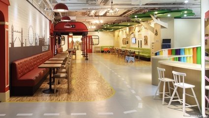 儿童题餐厅里有孩子们喜欢的玩偶,可爱的餐具或是儿童游乐区