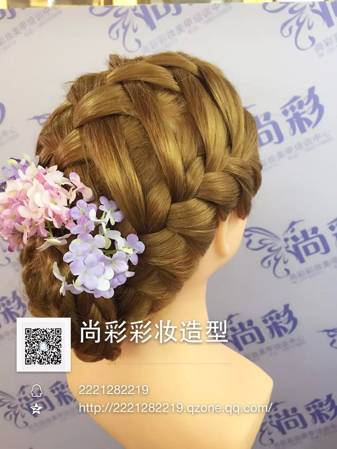 无锡哪有专业的影楼妆培训班?尚彩彩妆是一家专业的化妆培训机构。针对各种对化妆的不同需求开设化妆造型基础班,影楼全能班,创业精英班,个人自修班,时尚新娘班,进修班,影楼妆培训,时尚彩妆特色班。老师有丰富的实际工作经验,理论加实操现场化妆教学,小班教学,包教包会。 专门针对实用性强的影楼化妆、新娘跟妆、职业妆、舞台妆、新娘妆、全面造型来学习锻炼,让学生学习到实实在在的技术。 学新娘妆、舞台装、学影楼妆学跟妆造型设计到尚彩造型培训 1.