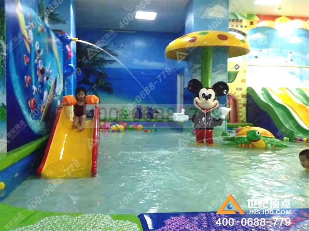 青岛莱西做儿童戏水乐园赚钱吗儿童水上乐园如何装修吸引顾客室内儿童水上乐园装修是决定店面盈利的第二要素,当然位置是一要素,店内环境的好坏、服务质量的高低,都将给消费者造成决定性的影响,通常统一的店面装修,装饰,整齐的着装,宽敞的服务环境来体现店面的独特的风格。利用通透的视觉效果加上高档而且干净整洁的设计风格,让顾客随时能够感受到品牌的魅力。儿童水上乐园的顾客群体基本上是年轻妈妈带小孩居多,因此装修风格要注重卡通多彩,儿童具有创新,大部分都是带着一种新奇心态,追求的是新鲜、刺激的乐趣。 室内水上儿童乐园装修