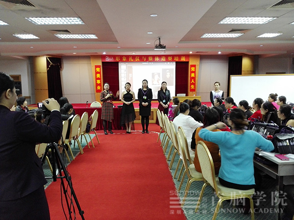 首脑名师受邀为完美公司员工培训形象礼仪、整