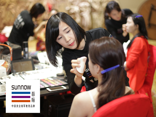 女孩子学化妆好不好?学化妆就业前景怎么样-教