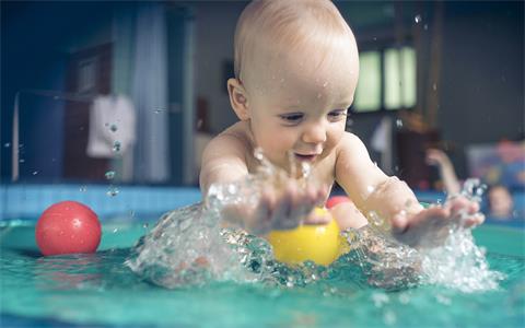 哈泊妮婴儿游泳好处,加强婴儿新环境适应能力