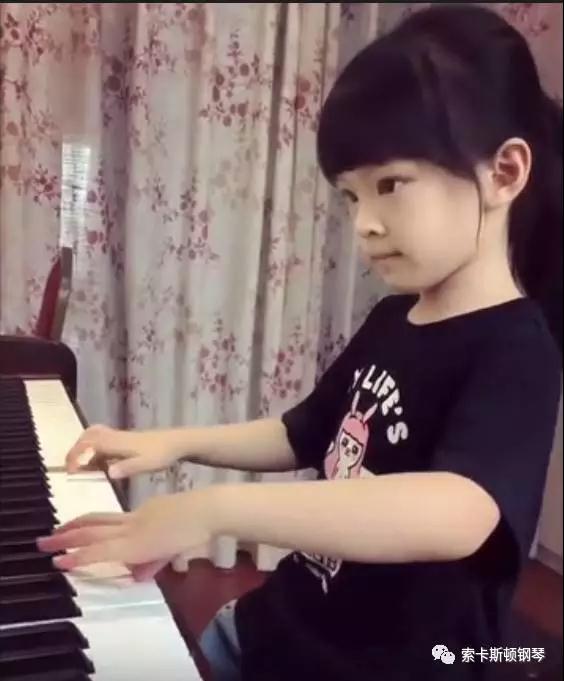英国索卡斯顿钢琴-钢琴学习真正的门槛是家长的心态