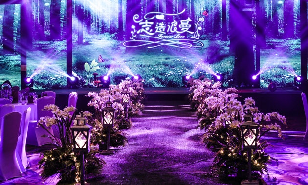 珠海金钻婚庆公司的总部位于深圳,坐落在珠海钰海环球金融中心12楼,集合 具有多年婚礼、活动策划经验的婚礼策划师、设计师等,与行业内最专业的化妆、 摄影、花艺团队具有长期深入合作。 珠海金钻婚庆公司一直坚持高端的品味和个性化的定制设计,让每一场婚礼不 落俗套;以最敬业的服务和对流程的专业管理,确保婚礼效果的完美呈现;带着对 新人最真挚的祝福,梦你所梦。 当然了,新人们如果想要了解更多关于珠海哪家婚庆公司策划的婚礼最高端, 珠海最好的高端婚礼策划公司的相关信息和内容,那么可以直接登录珠海婚庆公司 http: