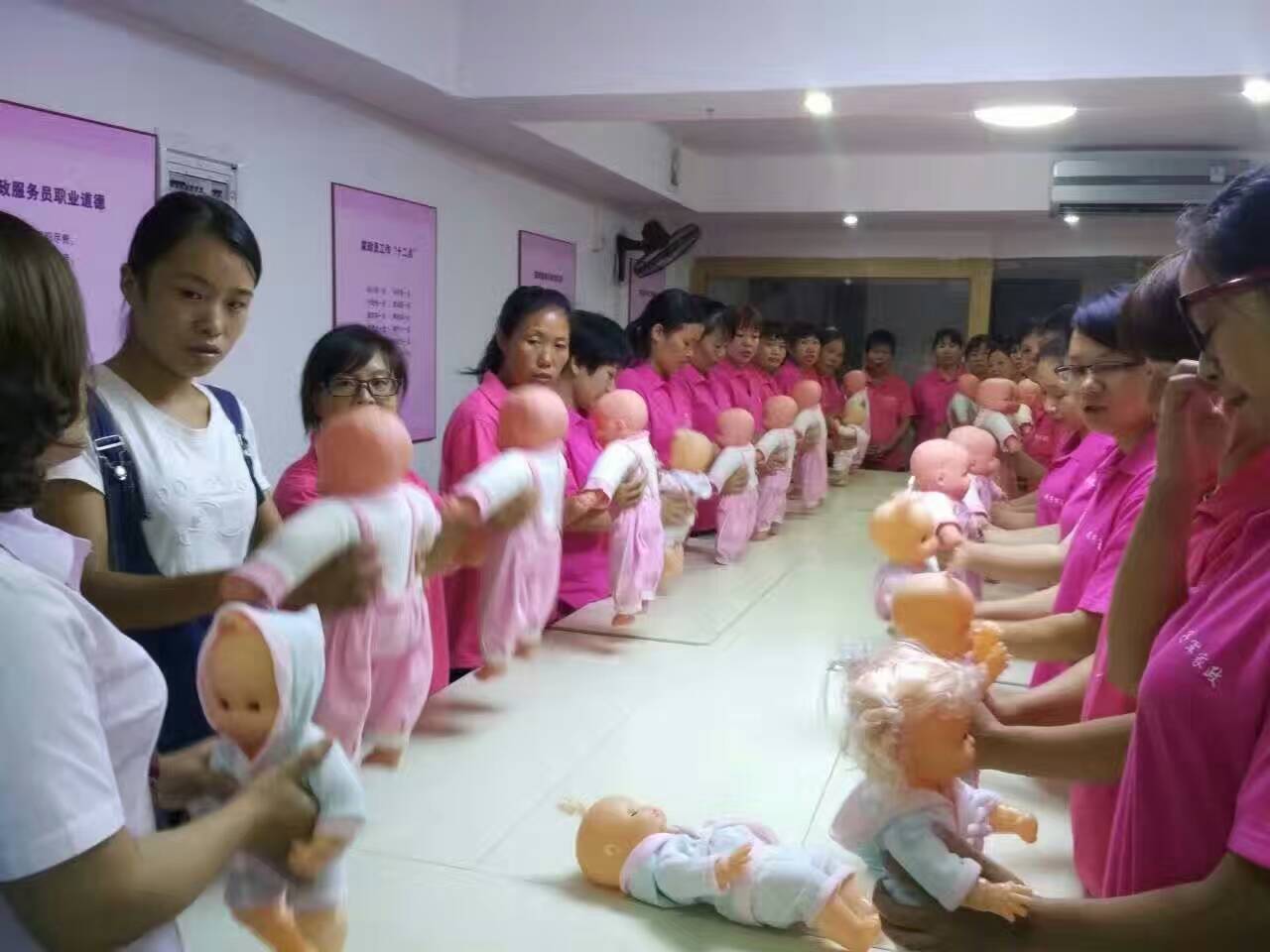 百色市哪家家政公司有专业培训月嫂育婴师催乳