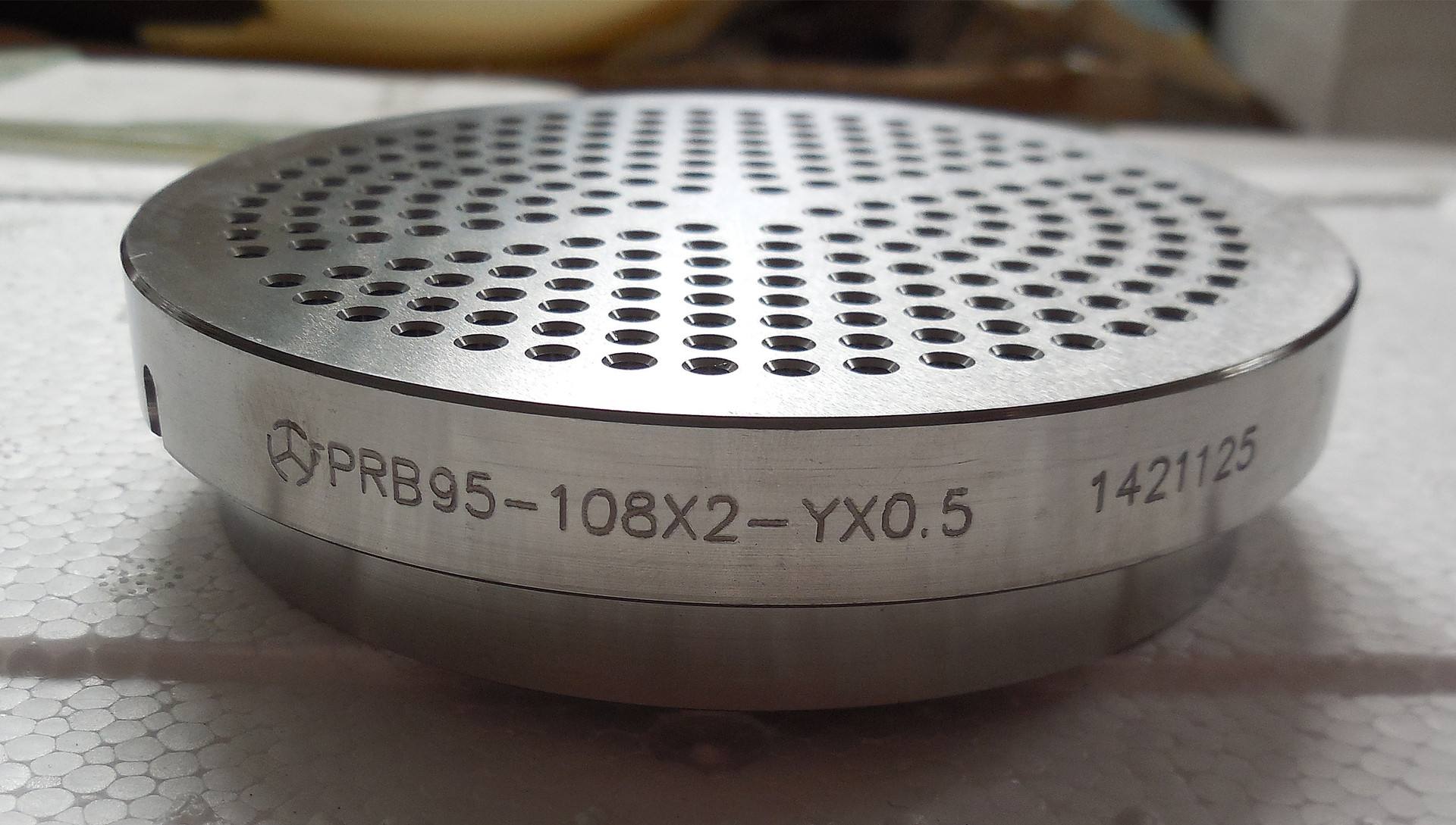 化纤喷丝板小孔激光打孔加工哪里有|深圳金属