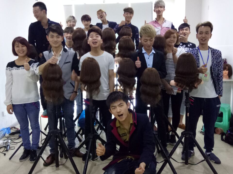 成都大邑学习裁剪技术多少钱 托尼盖美发学校