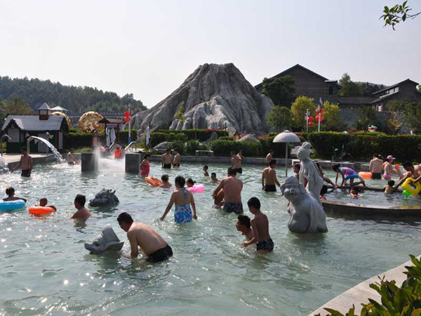 李经理:13509987369 西游记公园门票 温泉门票 漂流门票 餐饮 三星住宿 四星住宿 团购有优惠5人起 我们承诺本着顾客至上一条龙的服务理念: 1,大巴准时直接到您公司或您指定的地点,不让您去找车而是让车等着您。 2,费用一次性包干,绝不出现二次收费的现象(景区合同以外的自费游玩项目除外)。 3,绝不安排进店购物,或出现强制消费的现象。 4,我们会在出发前为您购买好高额的户外保险。 从活动开始的那一天起您的吃住行都有我们来负责,您要做的就是带上愉快心情,开开心心游玩,拍好姿势拍照。 李经理:13