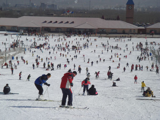 西柏坡温泉滑雪场介绍180度变向