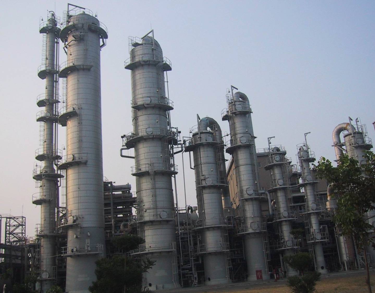 过去的粗氩塔为筛板塔