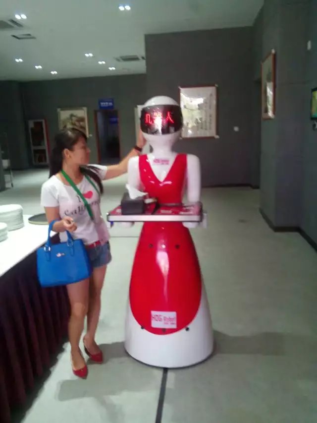 服务机器人 餐饮服务机器人已成功在国内众多
