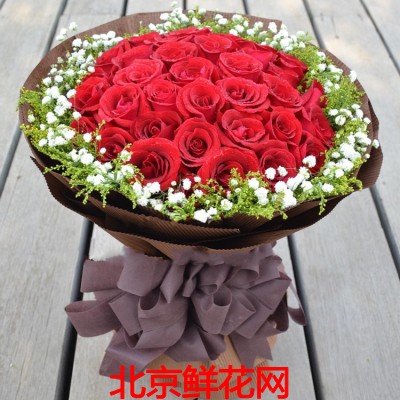 北京鲜花网:33支红玫瑰 米兰 满天星围边 咖啡色瓦楞纸 咖啡色蝴蝶结.