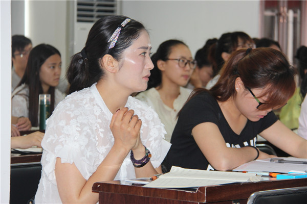 引领右脑常金燕讲师进行课程培训