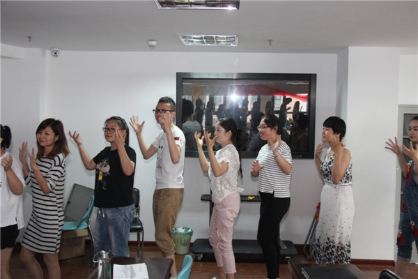 引领右脑张燕燕讲师进行课程培训